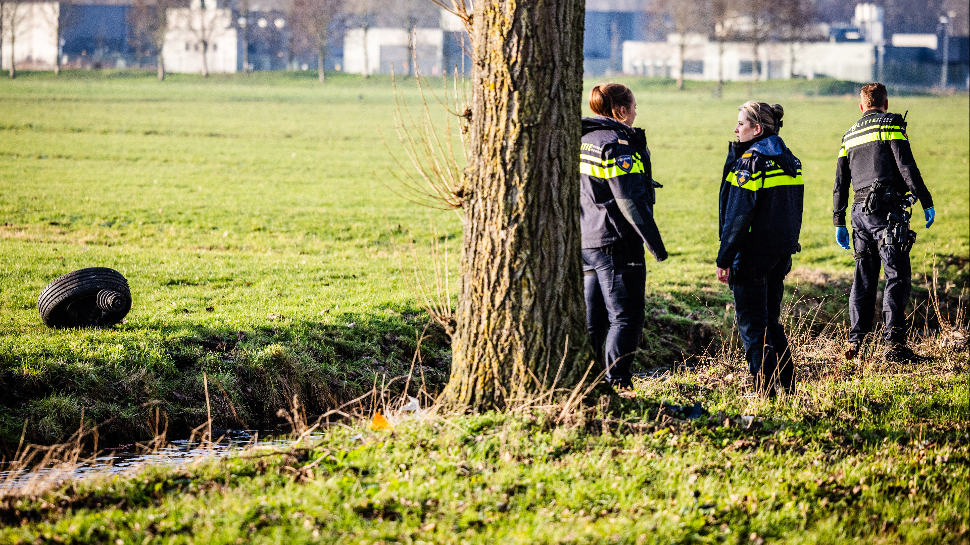 Het wiel van de auto kwam aan de andere kant van de sloot terecht in het weiland.