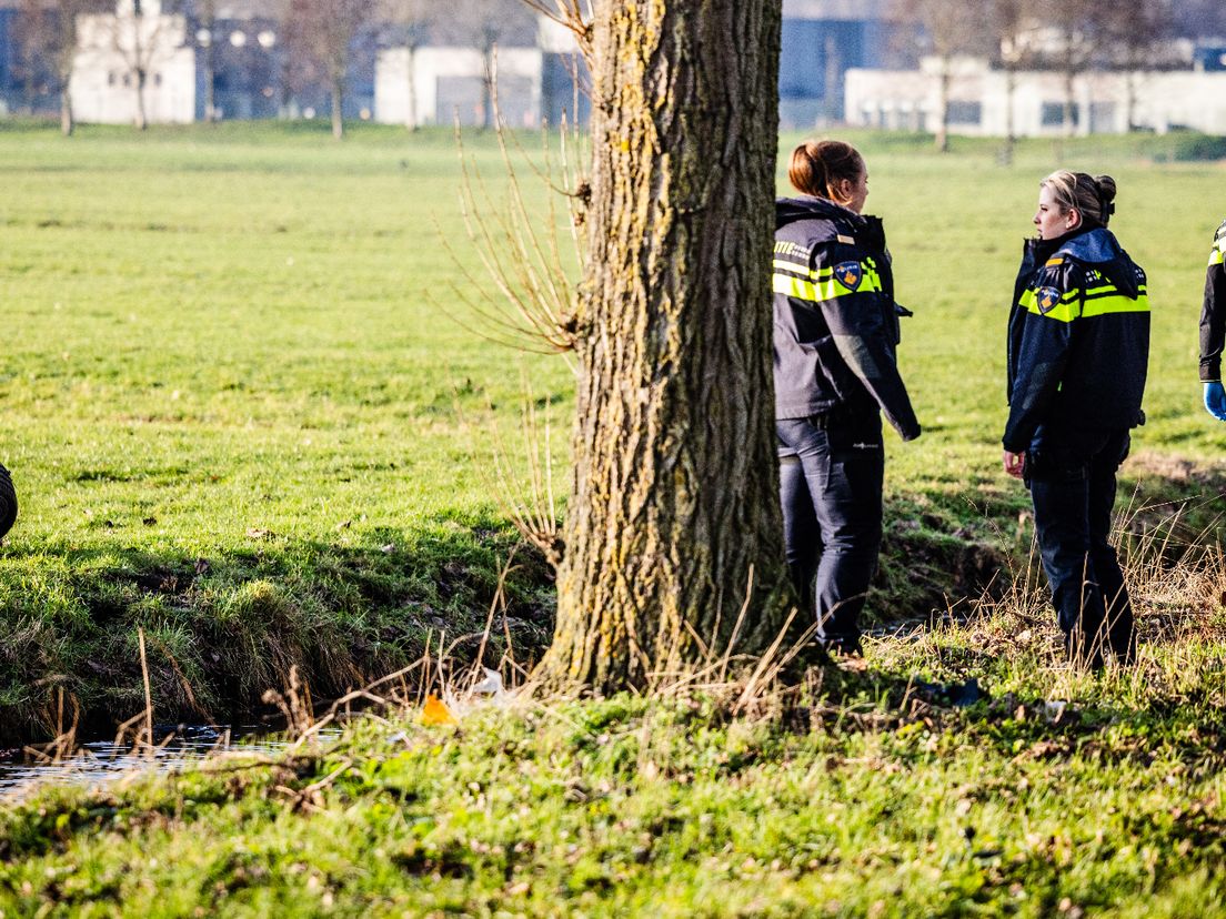 Het wiel van de auto kwam aan de andere kant van de sloot terecht in het weiland.