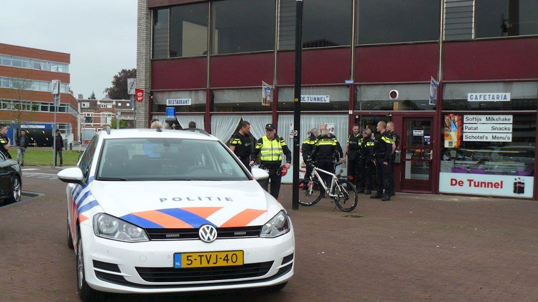 In de cafetaria hield de politie een man aan