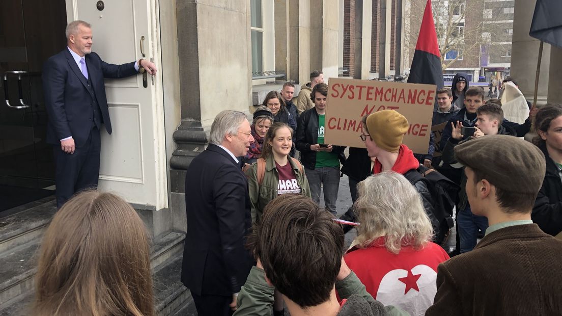Burgemeester Den Oudsten ontvangt de betogers