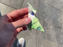 Binnen 3 minuten 100 euro rijker: deze twintigers geven gratis geld weg in Utrecht