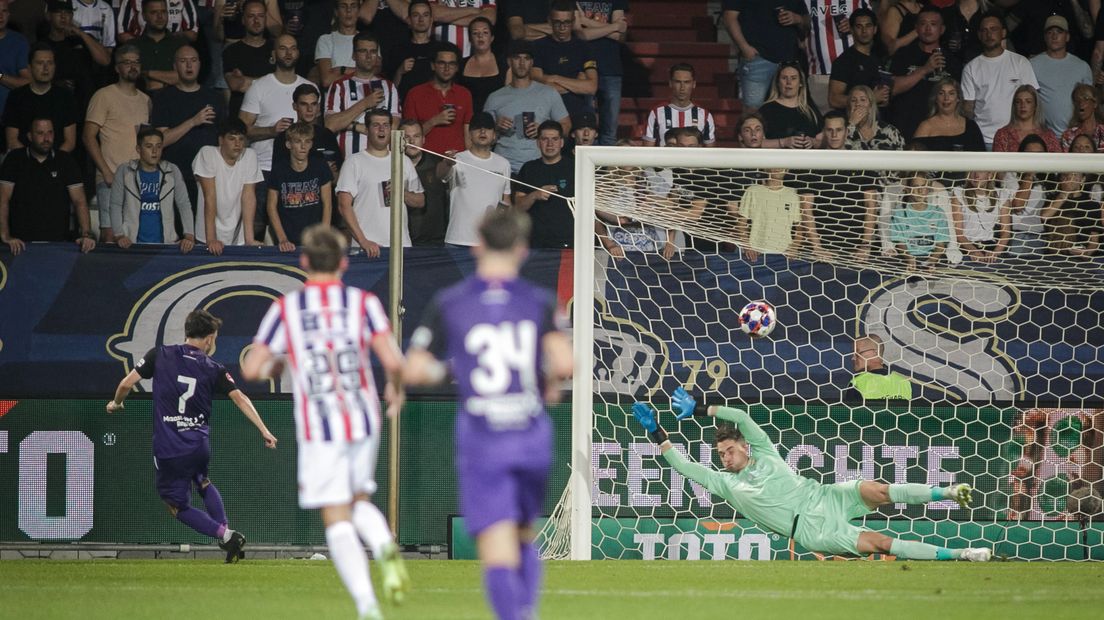 Tunahan Tasci scoort de openingstreffer voor MVV