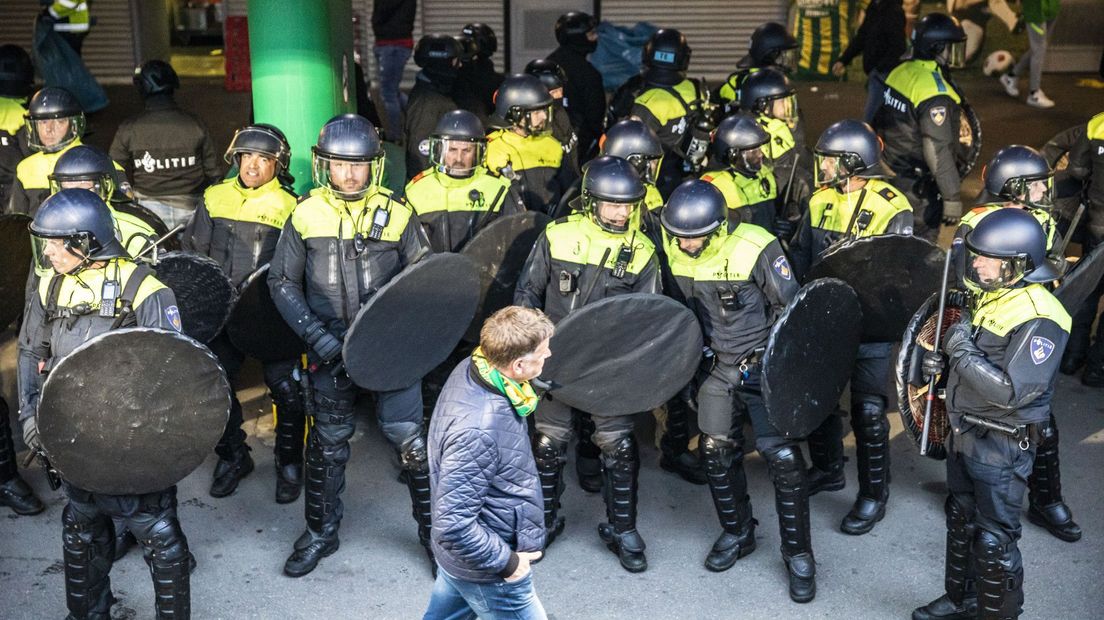 De ME staat in het stadion klaar om in te grijpen