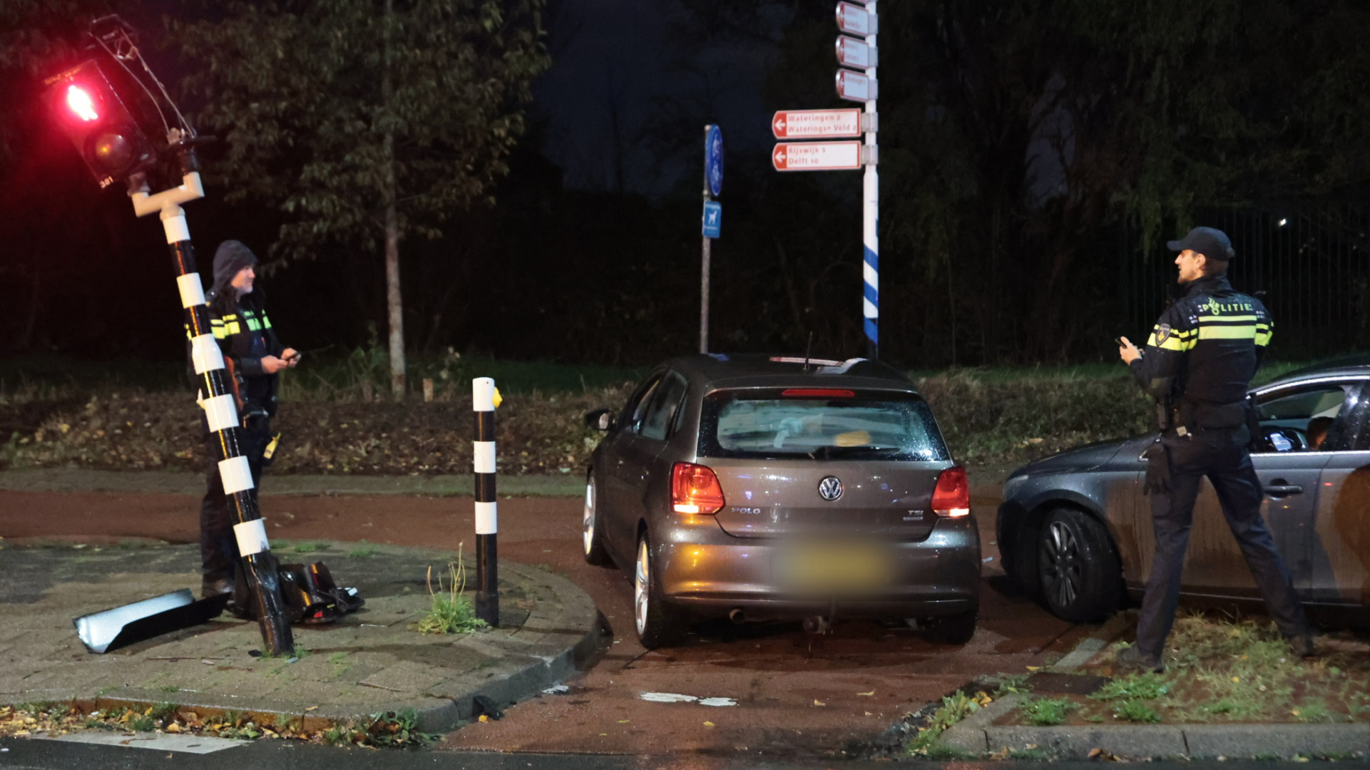 Automobilist ramt verkeerslicht bij ongeluk met andere auto.