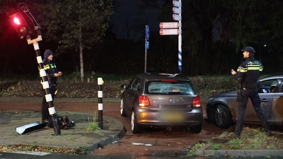 Automobilist ramt verkeerslicht bij ongeluk met andere auto. Automobilist ramt verkeerslicht bij ongeluk met andere auto.