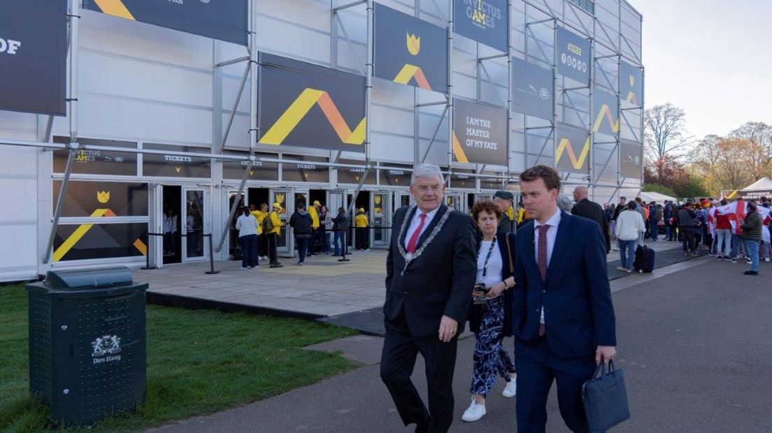Ook burgemeester Jan van Zanen bracht vrijdag een bezoek aan de Invictus Games