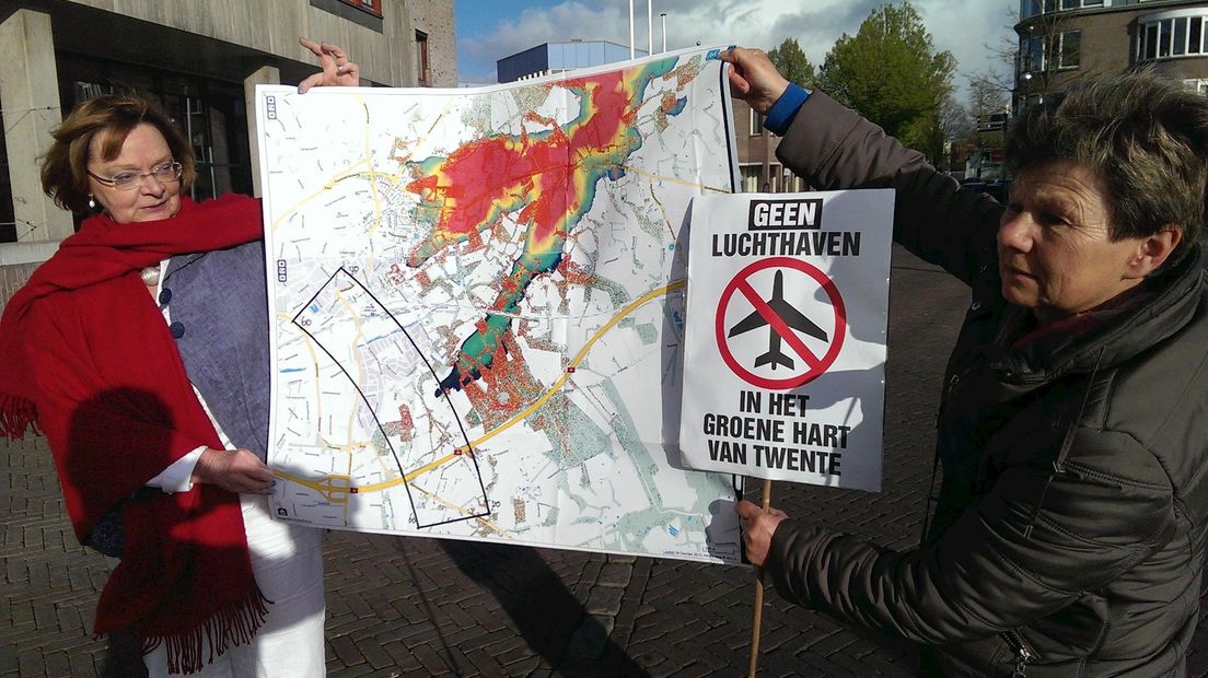 Protest tegen luchthaven bij raadsvergadering in Oldenzaal