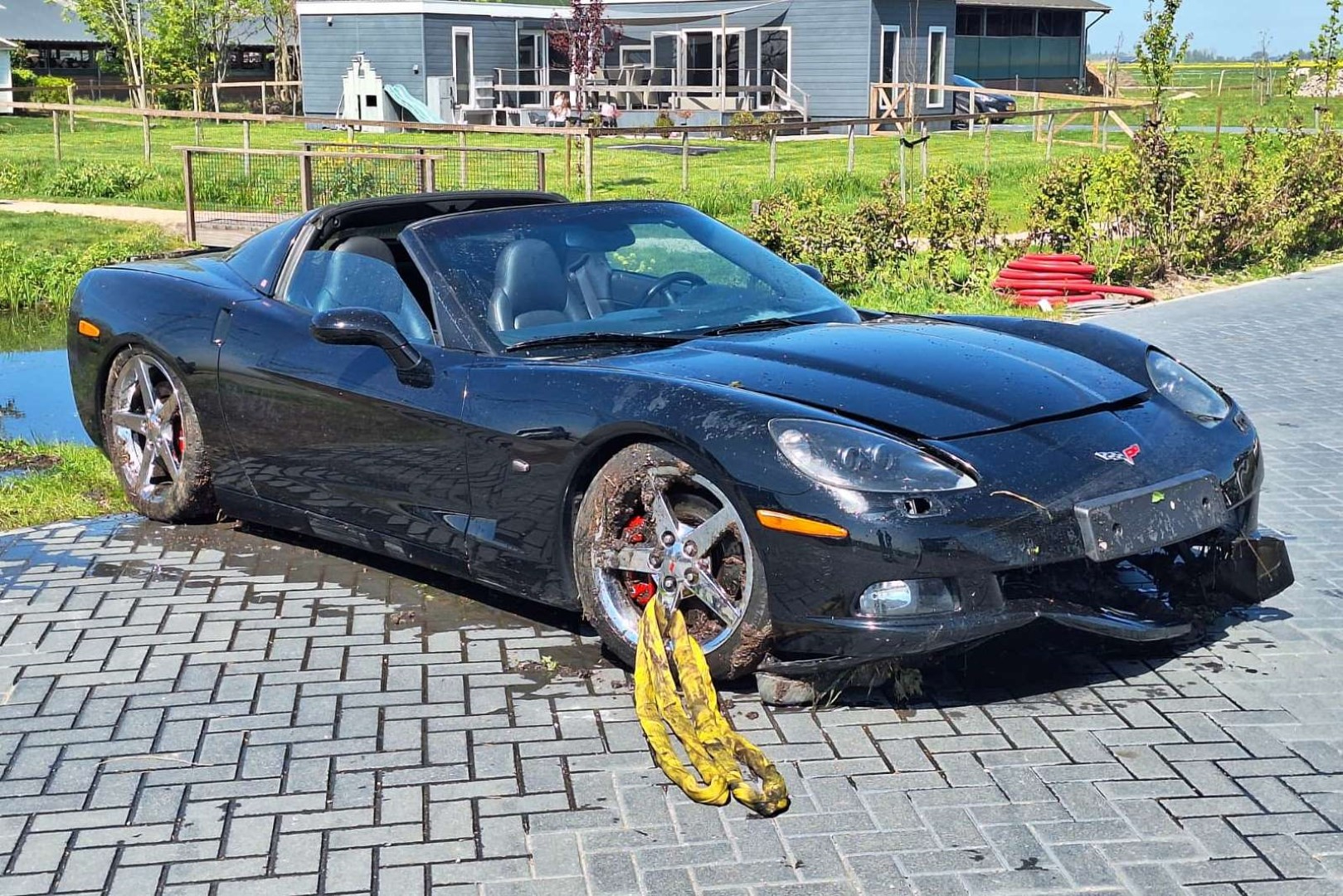 De Corvette liep schade op.