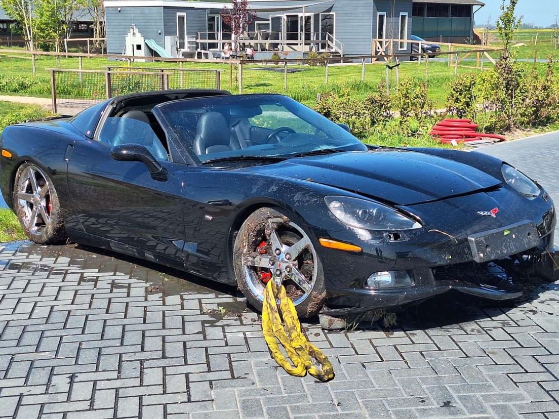De Corvette liep schade op.