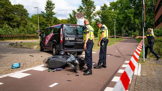 Scooterrijder zwaargewond na botsing op busje | Winkelverbod voor dreigende man met scootmobiel. Scooterrijder zwaargewond na botsing op busje | Winkelverbod voor dreigende man met scootmobiel.