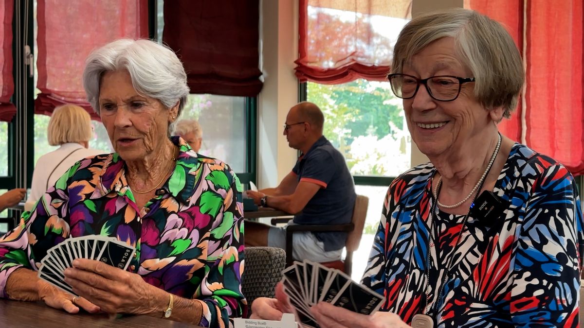 Dankzij de wijkmobiel kan Bep (95) elke week bridgen: 'Mijn lust en mijn leven'