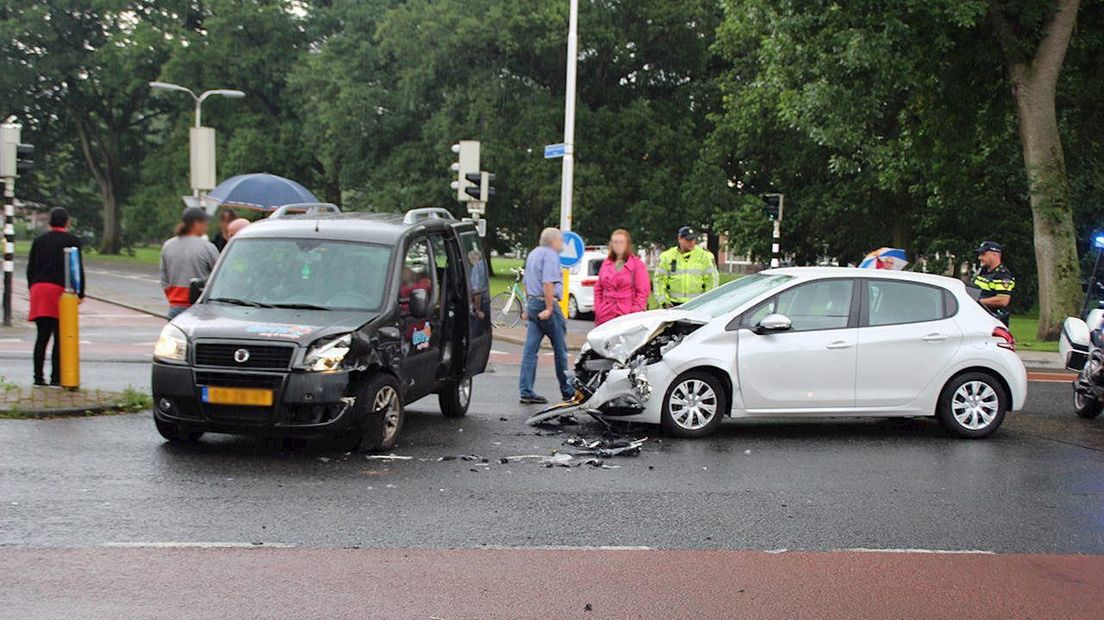 Auto's botsen op elkaar op kruising Almelo, één iemand naar ziekenhuis