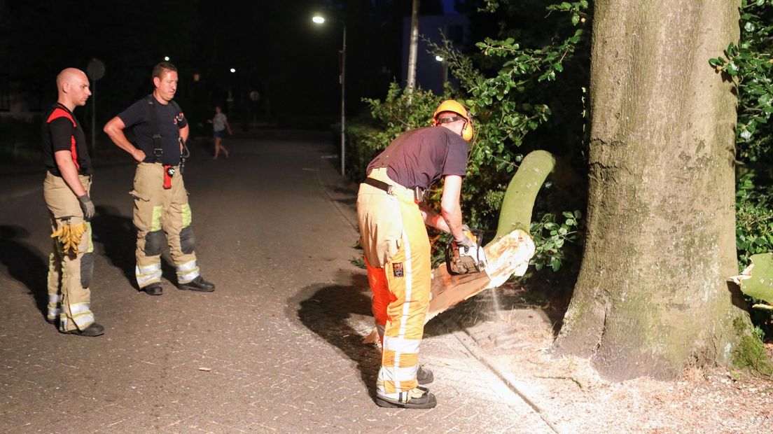 Brandweerlieden moesten met zagen in de weer.