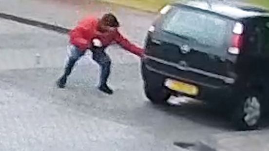 Dader zet auto in brand en rent weg zonder muts: kale kop op beeld