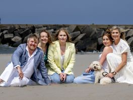 Koninklijke familie straalt op strand tijdens fotosessie