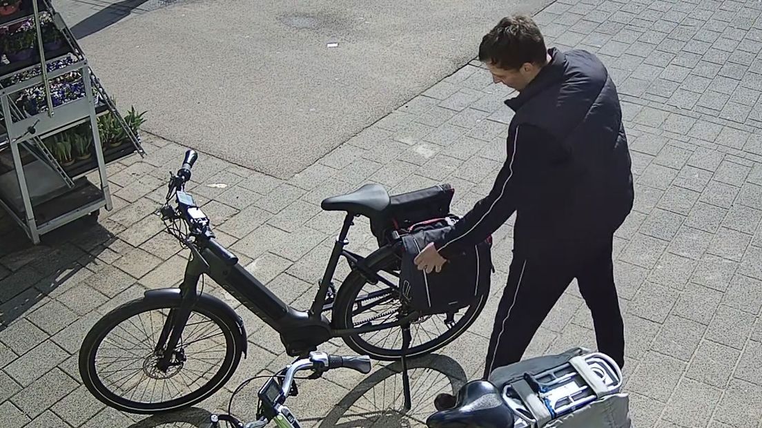 Deze man steelt in luttele seconden een e-bike