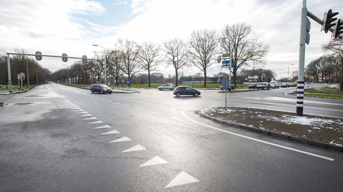 Kruispunt Bos is nu een gelijkvloerse kruising met verkeerslichten, straks gaat de N35 over de N348 heen.