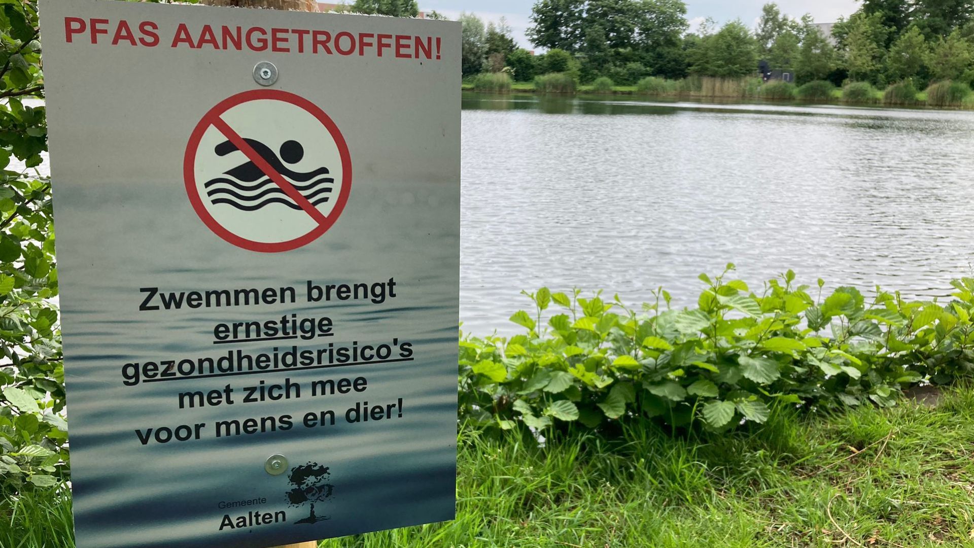 Waarschuwingsbord bij de recreatieplas in Dinxperlo