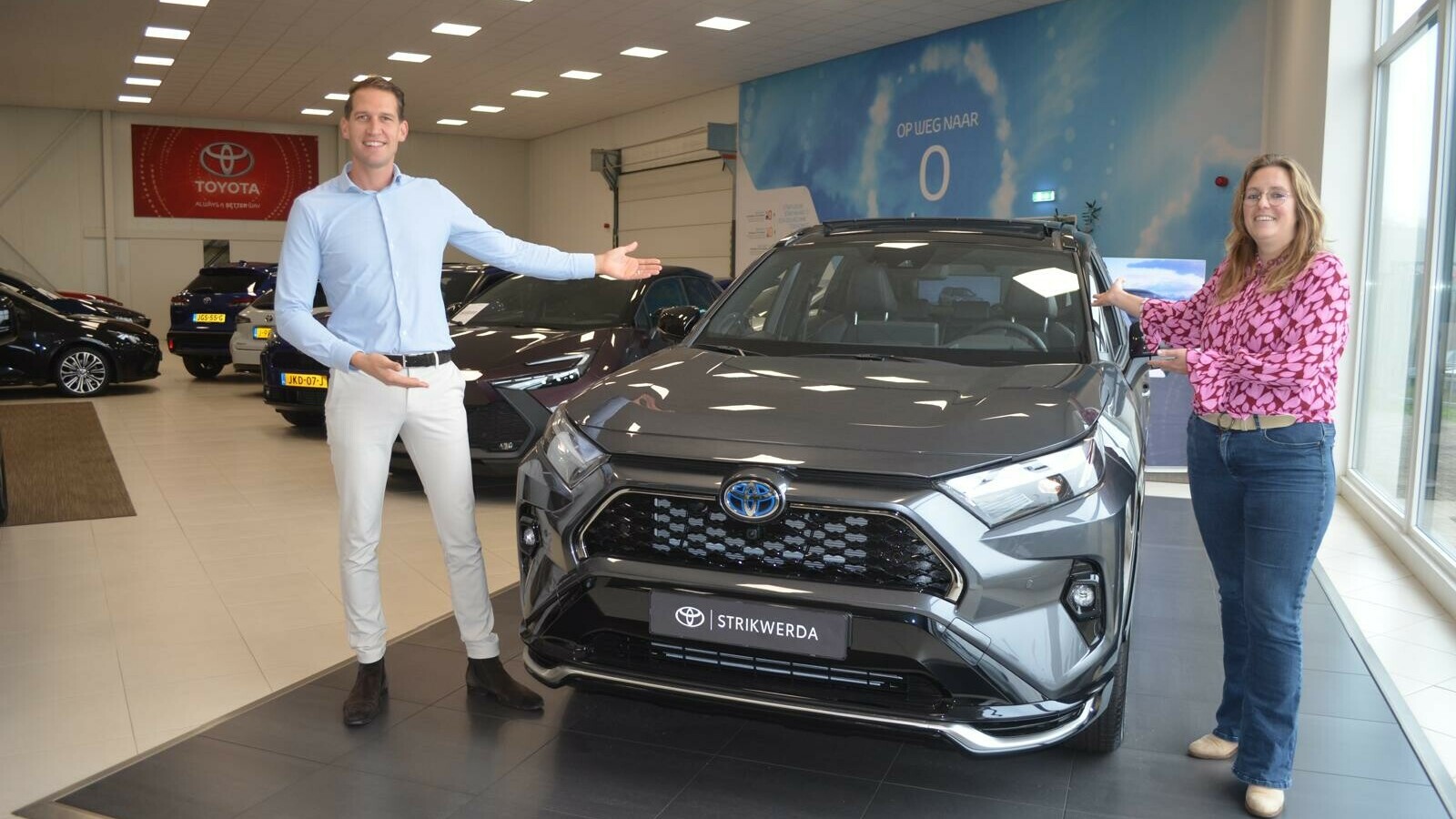 Fan links nei rjochts: organisatoaren Meinte en Wietske van Gunst mei de te winnen auto