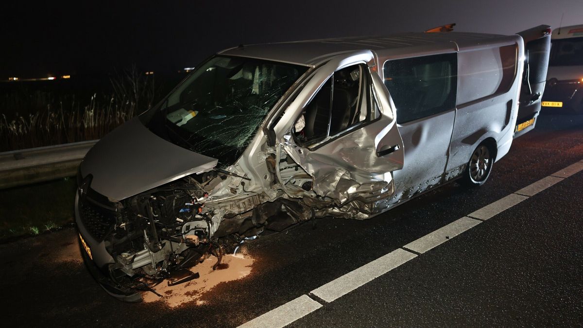 Spookrijder veroorzaakt ongeluk op A6 bij Oosterzee: persoon zwaargewond