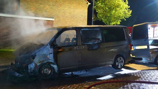 Bestelbus uitgebrand • auto crasht in tuin