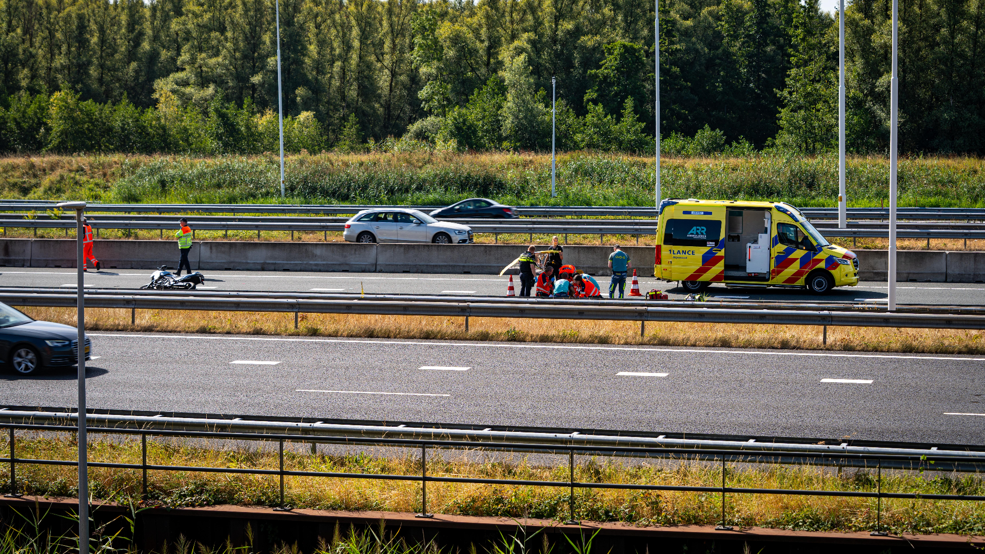 De motorrijder raakte gewond en is naar het ziekenhuis gebracht.