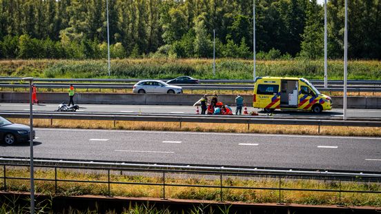 Motorrijder naar ziekenhuis na ongeluk op snelweg, verbindingsweg dicht geweest