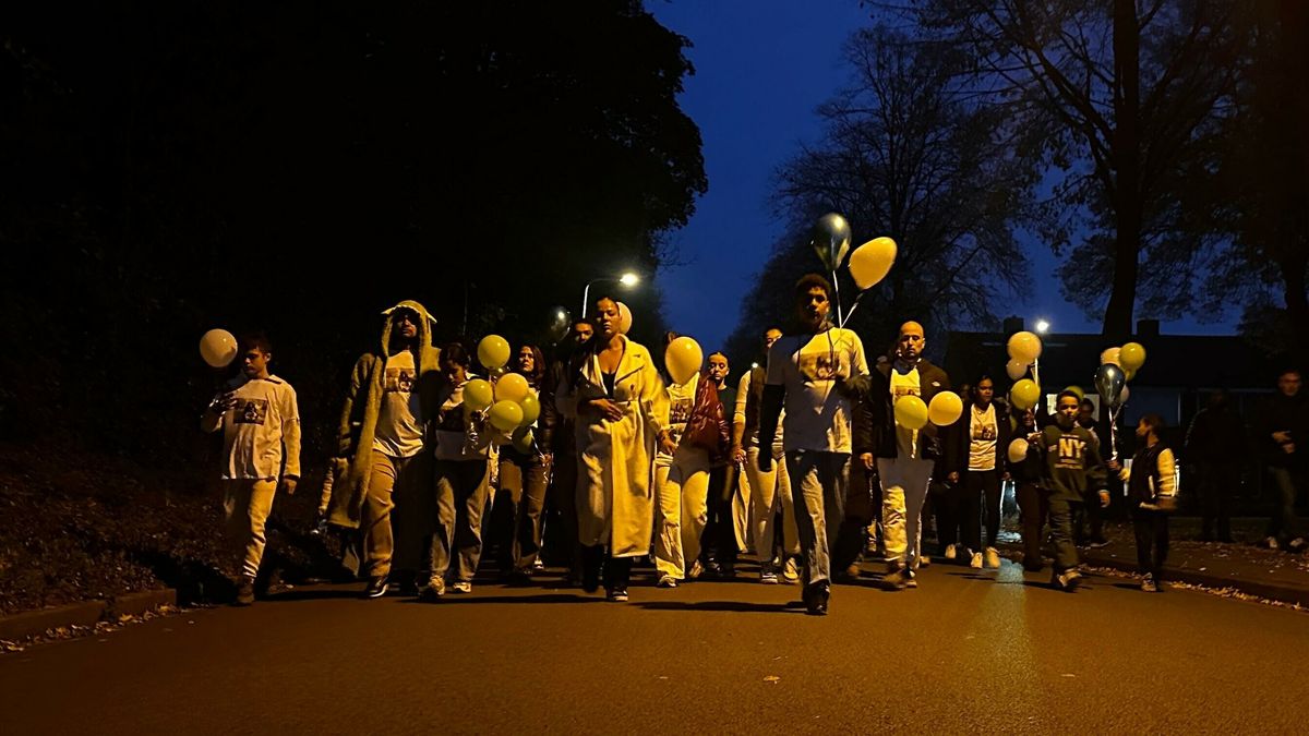 Honderden mensen lopen stille tocht voor overleden Ayse (29) en Qiayza (5): 'Mooi om dit gevoel te k