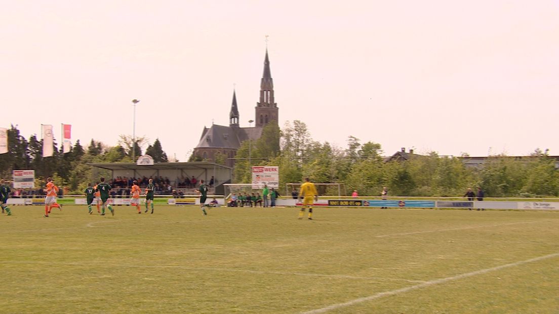 Wie wil er nog op zondag voetballen? (video)