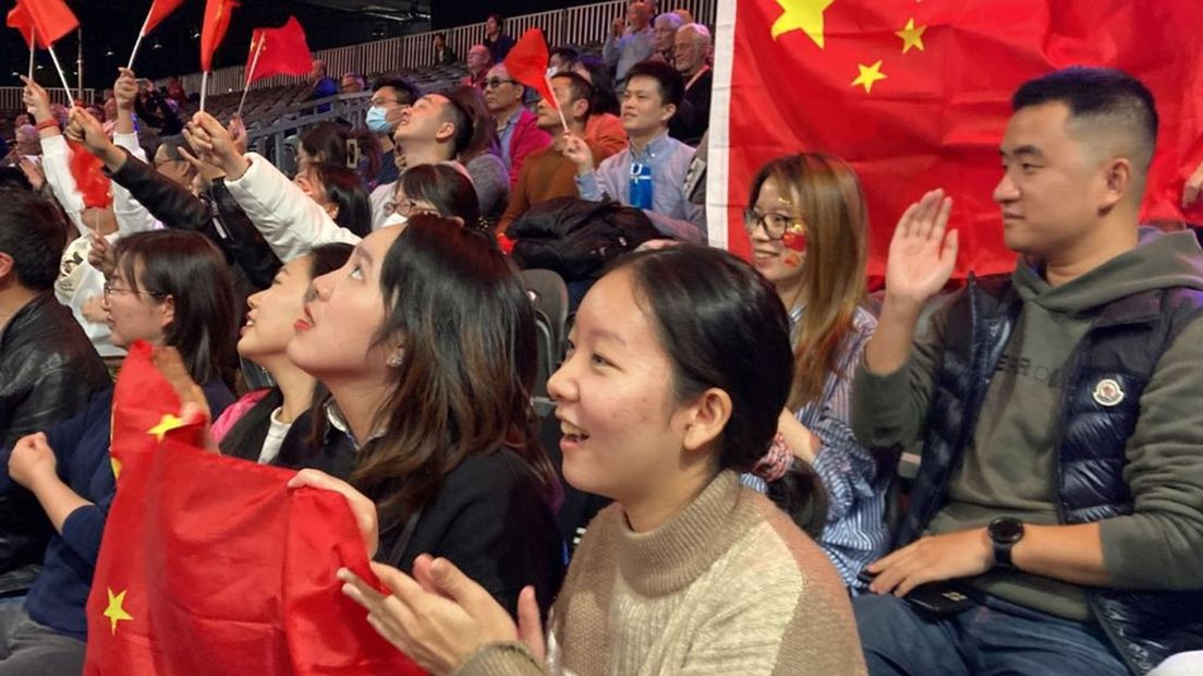 Chinese fans leven bij in GelreDome tijdens China - Japan