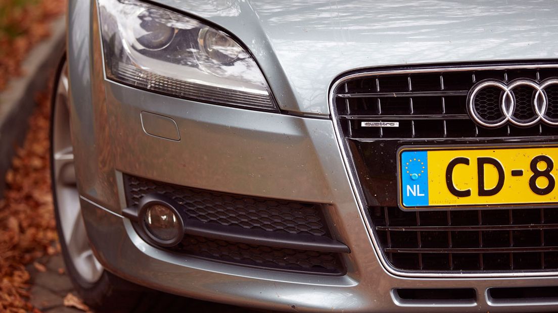 Auto met diplomatenkenteken