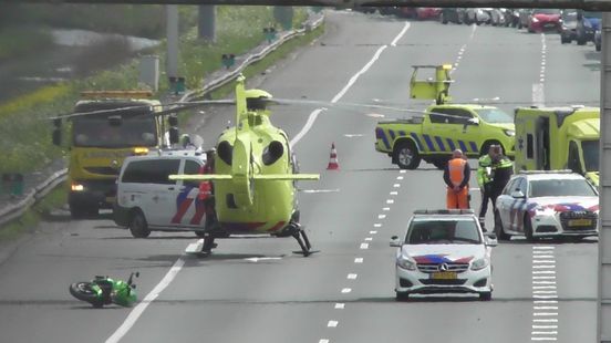 A16 dicht na ongeluk roekeloze motorrijder | Auto belandt op zn kop op metrospoor, inzittenden op de vlucht. A16 dicht na ongeluk roekeloze motorrijder | Auto belandt op zn kop op metrospoor, inzittenden op de vlucht.