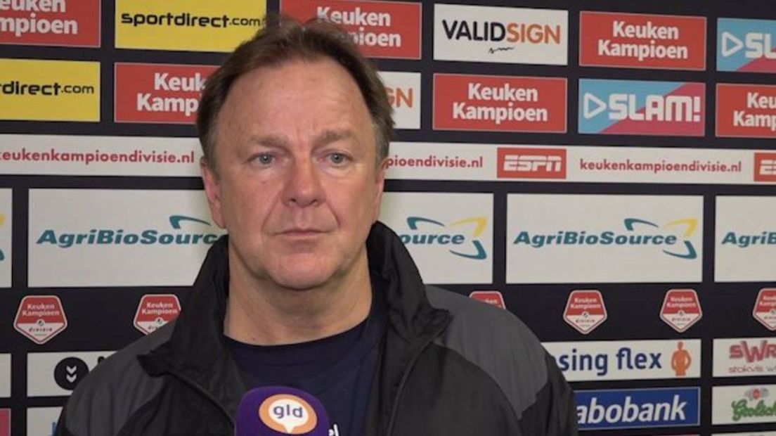 Mike Snoei beschouwt voor op Volendam-De Graafschap.