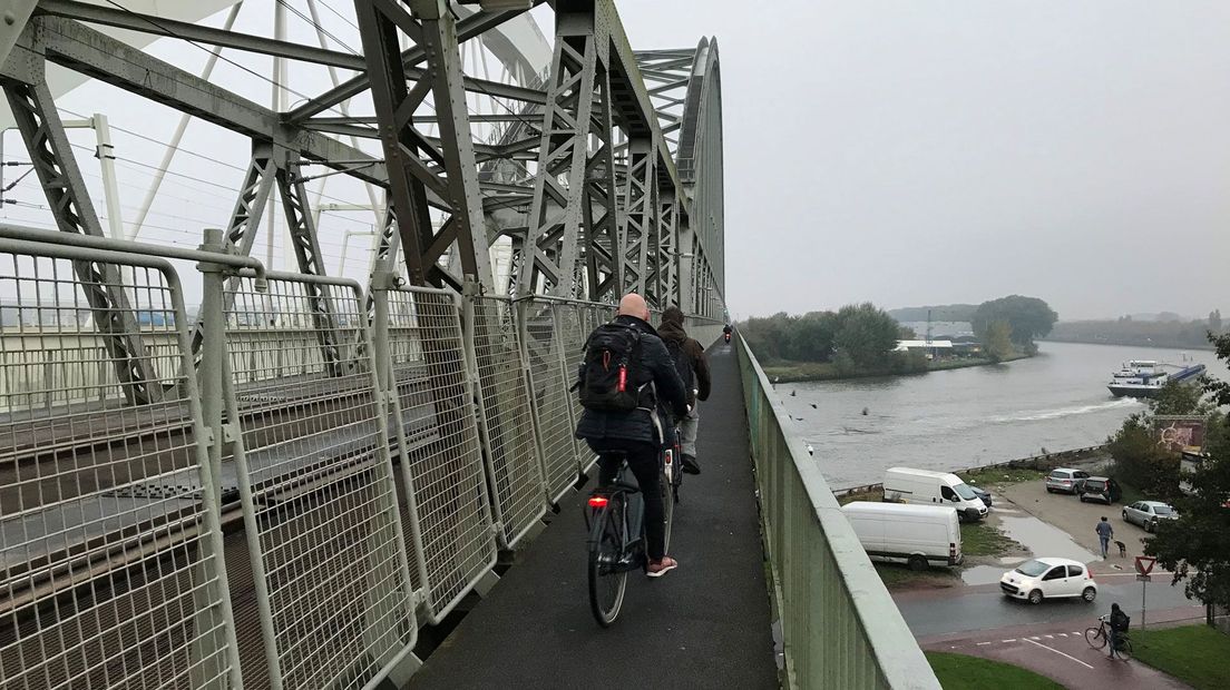 Fietsers vinden de Demkabrug wel erg smal