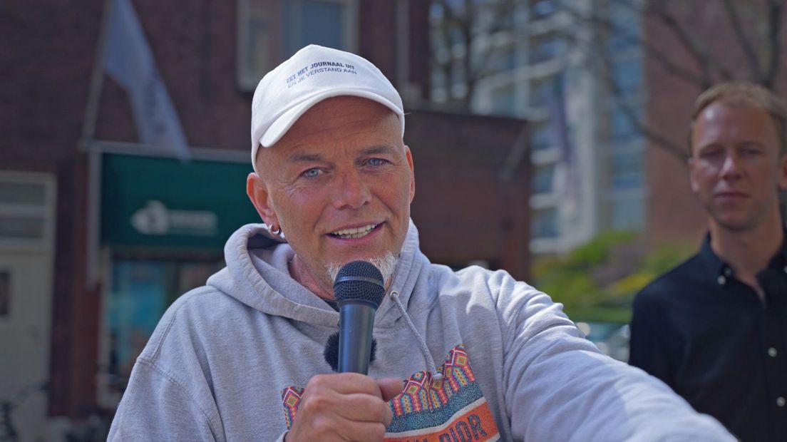 Maurice van der Toorn zingt op straat