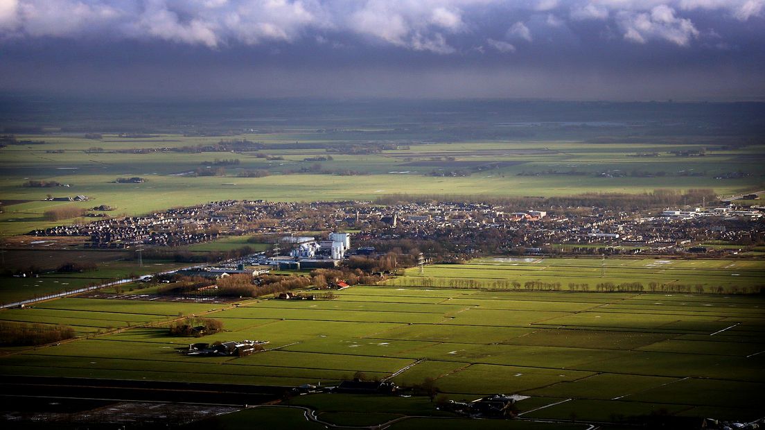 Bedum vanuit de lucht. Hier neemt het inwonertal niet af.