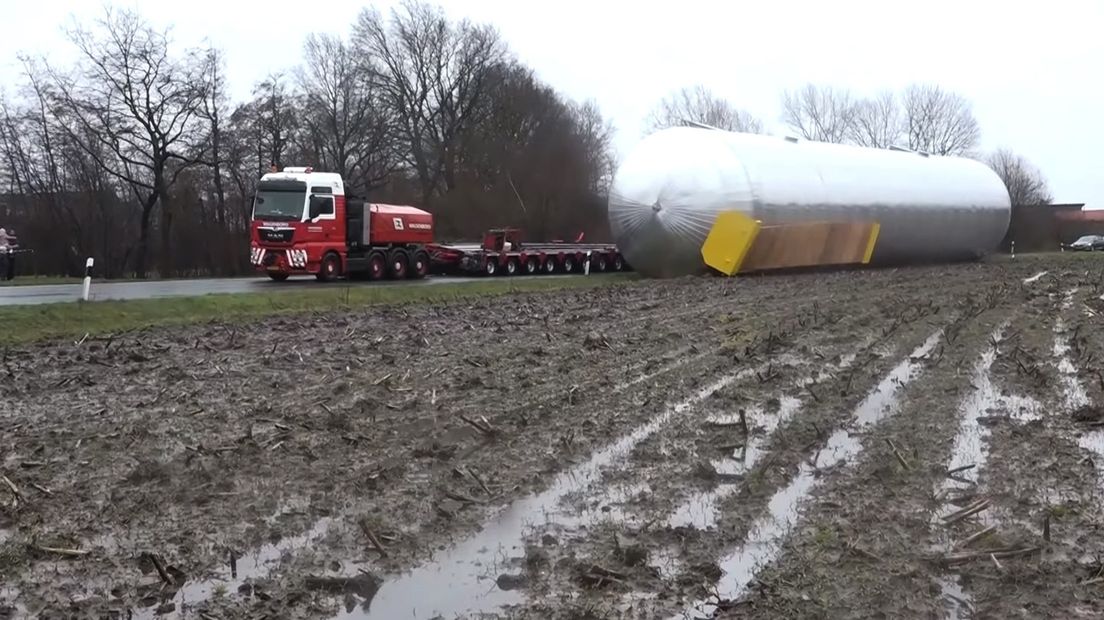 Het zware transport met de 35 meter lange gastank kantelde de berm in