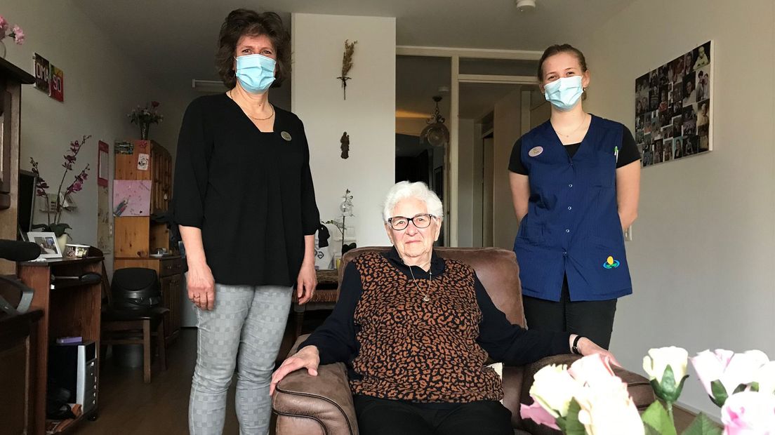 Rianne Stam (l.) en medewerker Puck Versloot met de 91-jarige mevrouw Daalhuizen in Overdorp, Kockengen.
