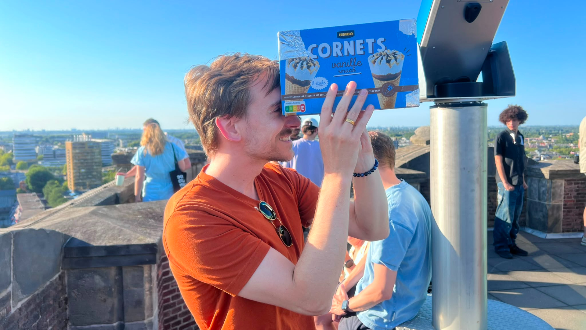 Alex met zijn zelfgemaakte zonsverduisteringsapparaat.