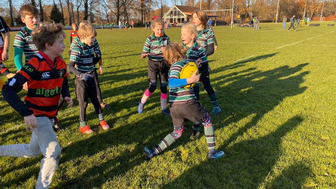 Steeds meer kinderen gaan rugby spelen (Rechten: Janet Oortwijn/RTV Drenthe)