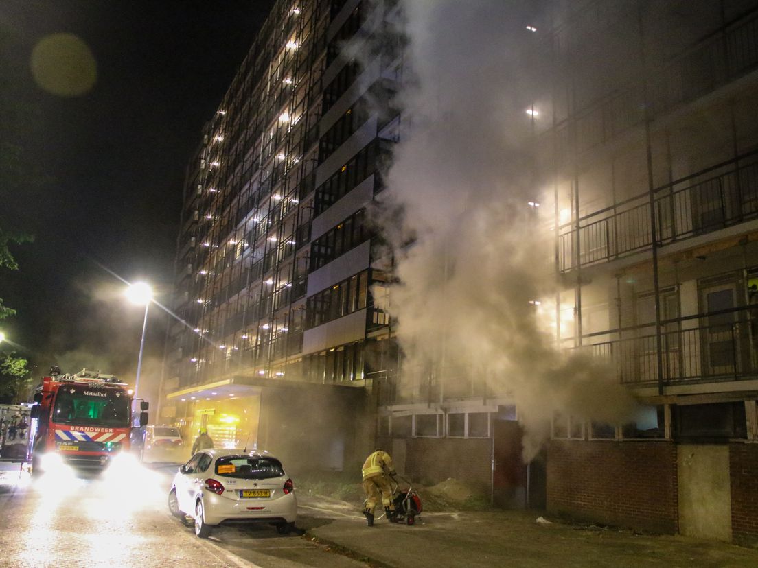 Kelderbrand in Rotterdam-Prinsenland veroorzaakt veel rook