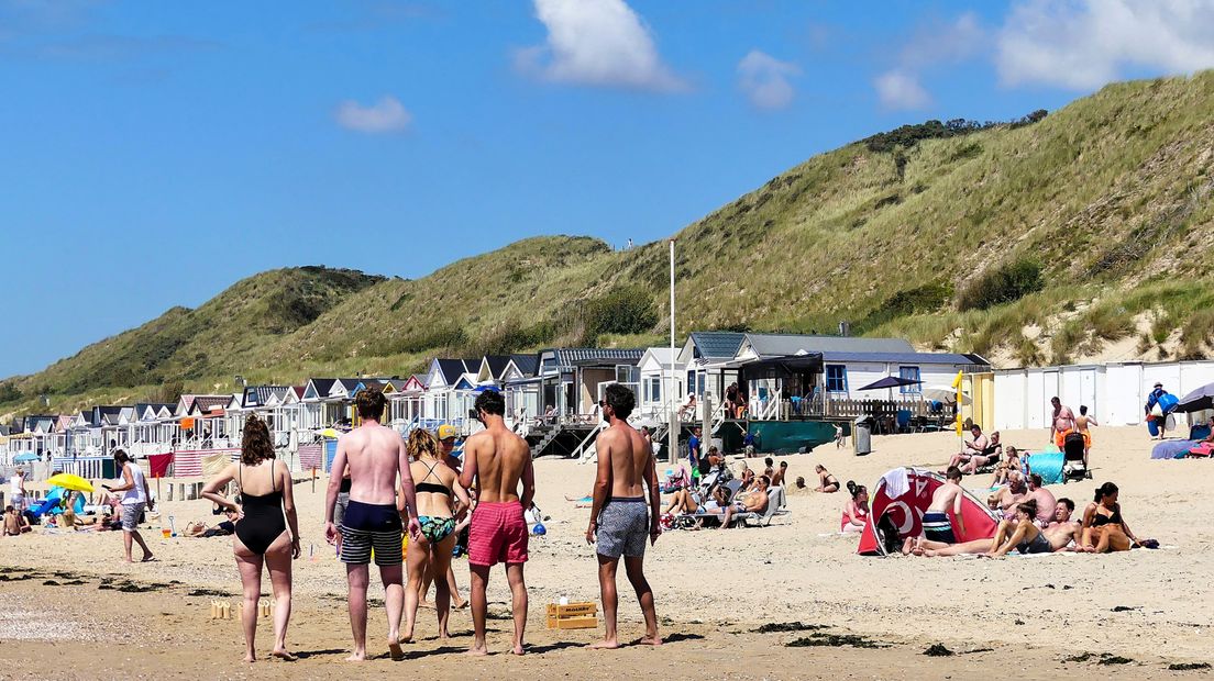 Drukte op het strand bij Dishoek