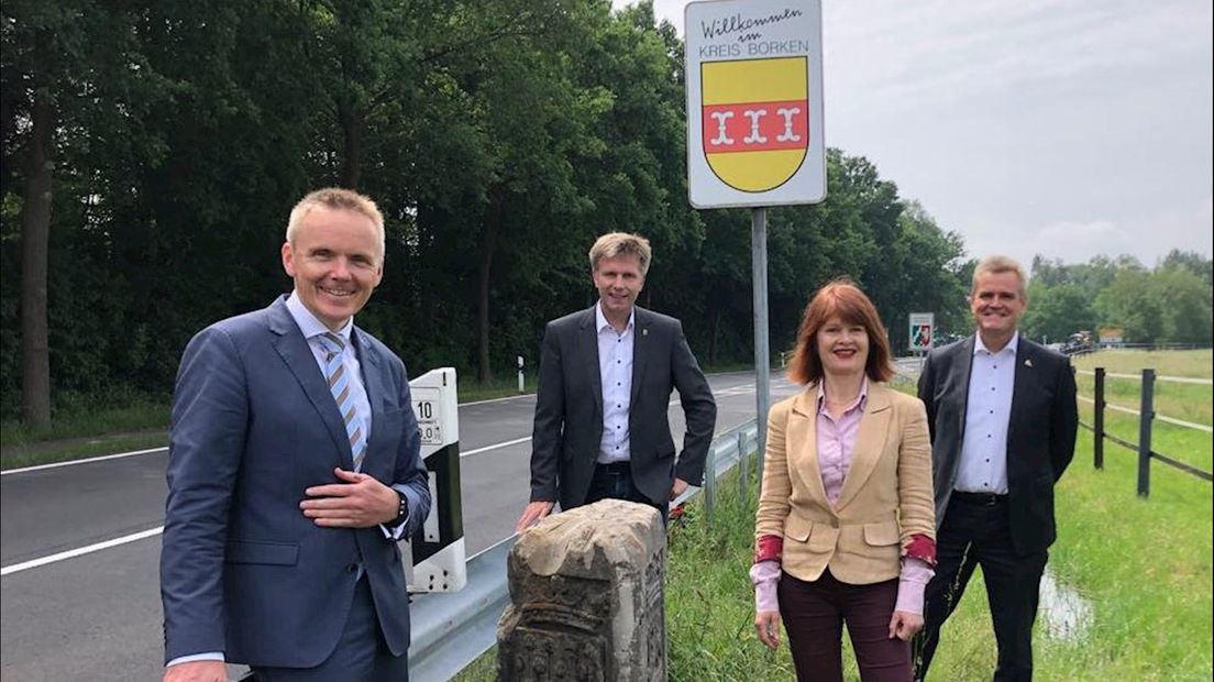 vlnr. Volker Pannen (Bad Bentheim), Rainer Doetkotte (Gronau), Cia Kroon (Losser) en Rob Welten (Euregio)