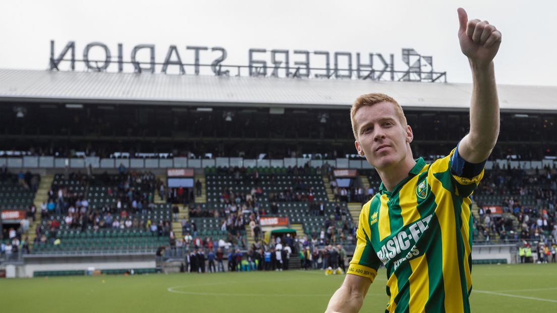 ADO Den Haag: Mike van Duinen bedankt de supporters. 