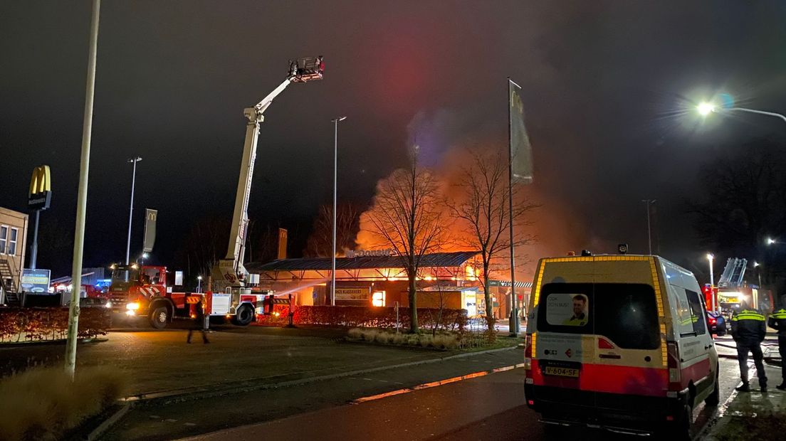 Burgemeester Van Mastrigt noemt de brand een grote klap voor de uitbater van het fastfoodrestaurant