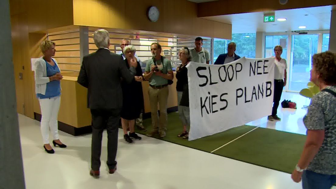 De bewoners met hun spandoek in de hal van het gemeentehuis in Vries (Rechten: RTV Drenthe/Jeroen Kelderman)