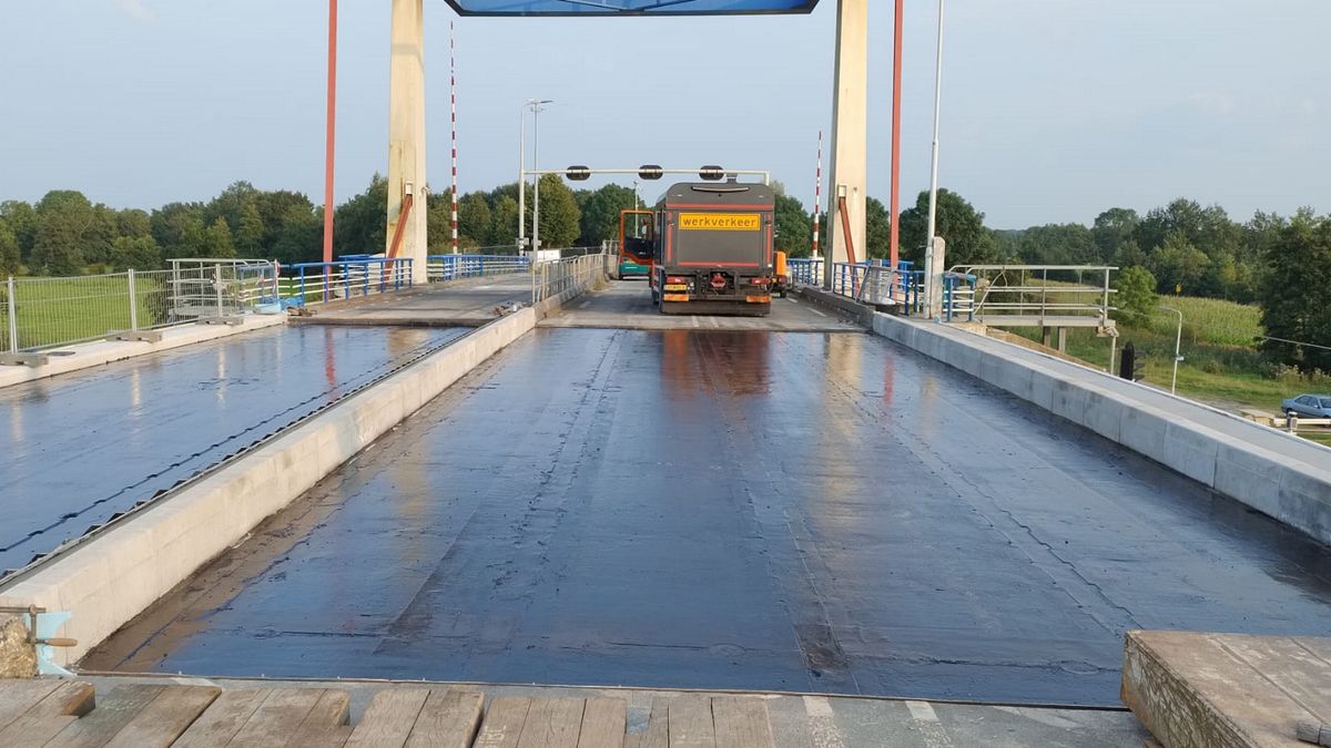 112-nieuws 2 september: Geen 'eigen asfalt' op brug Kootstertille door brand