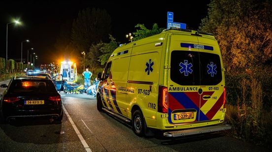 Fietser raakt stoeprand en raakt zwaargewond