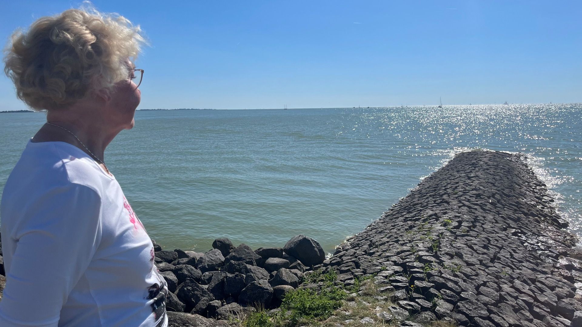 Tine Nieuwland op de plek waar haar oom in 1933 de zee in liep om niet meer levend terug te komen.