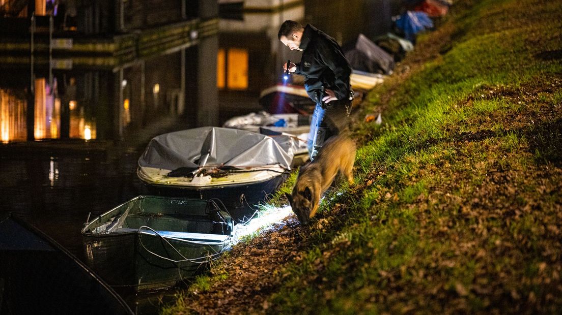 Met een speurhond zocht de politie vannacht naar sporen